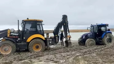 Van Gölü'nde Traktör Çamura Saplandı