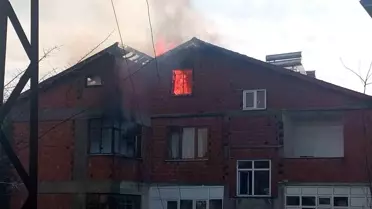 Zonguldak'ta 6 katlı binanın çatısı alev alev yandı