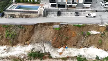 Alanya'da şiddetli yağış sonrası heyelan oluştu, yol çöktü