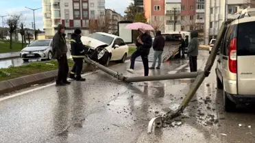 Edirne'de Alkollü Sürücü Direğe Çarptı