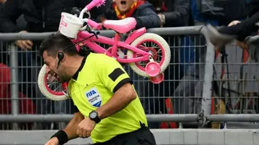 Amatör maçta büyük skandal! Hakeme bisiklet atıp bayılttılar