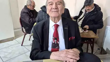 91 Yaşında Takım Elbise ile Saygı İfadesi