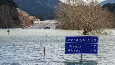 İki ili bağlayan yol günlerdir bu halde! Trafik levhaları bile suya gömüldü