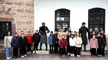 Söğüt'e gelen öğrencilere başkan Durgut Ertuğrulgazi Türbesi'nde rehberlik etti