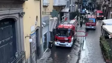 Napoli'de Tarihi Tiyatro Yangını