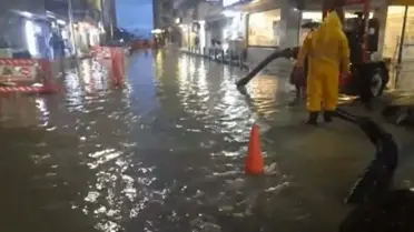 İzmir'de sağanak; cadde ve sokaklar göle döndü, sürücüler zor anlar yaşadı
