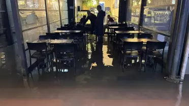 Alsancak'ta Sağanak Yağış Depoları ve İşyerlerini Su Bastı