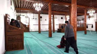 Melikgazi'de camiler Ramazan için temizleniyor