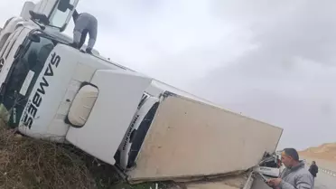 TIR'ın dorsesi radar aracının üzerine devrildi