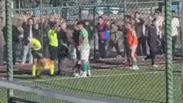 Görüntüler ortaya çıktı! Tribünden hakeme skuter attılar, o anlar kamerada