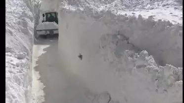 Başkale'de Çığlar Yolu Kapattı