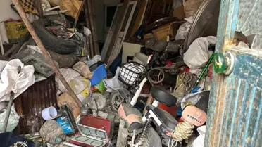 20 kamyon dolusu çöpü 25 yılda evinde biriktirmiş