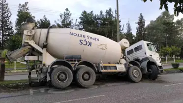 Çukura düşen beton mikseri devrilmeye ramak kala durdu