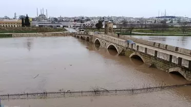 Edirne'de nehirlerin debisi arttı, 'turuncu alarm' verildi; Sarayiçi'ni su bastı