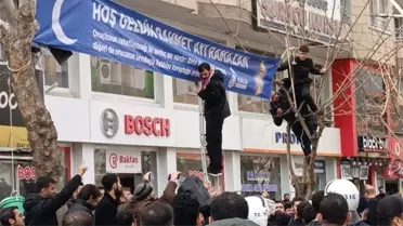 Kenti karıştıran 'Ramazan' pankartı: Ekipler indirmek isteyince...