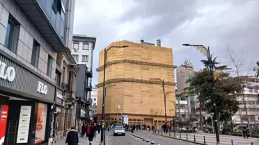 Trabzon'da İlginç Tadilat: Bina Kereste ile Kaplandı