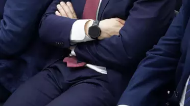 Ekonomik kriz nedeniyle vekillerin emekli maaşını kaldırdılar