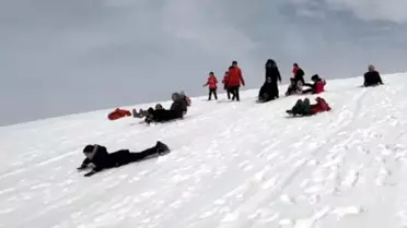 Patnos'ta Öğrenciler Tepsiyle Kayak Keyfi Yaşadı