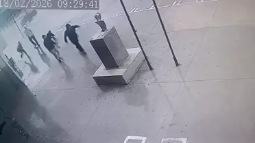 Görüntü Türkiye'den! Fırtına şiddetlenince Atatürk büstüne koştular