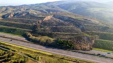 İstanbul-İzmir Otoyolu'nda toprak kayması