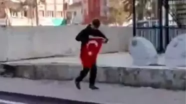 Çocuk Bayrağı Yerden Aldı