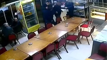 Kütahya'da çay evinde bıçaklı saldırı anı kamerada: 1 ağır yaralı