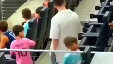 Messi'ye selam vermeden geçince annesi devreye girdi