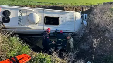 Ceyhan'da Dereye Düşen Öğrenci Servisi: 9 Yaralı