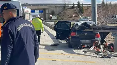 Otomobil bariyerlere ok gibi saplandı: Anne ve baba öldü, 3 yaşındaki çocukları yaralandı