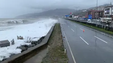 Rize'de Fırtına Sahil Yolunu Kapattı