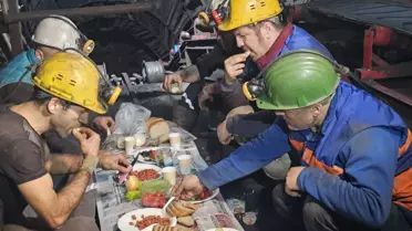 Zonguldak'ta madenciler, yerin metrelerce altında ilk sahurunu yaptı