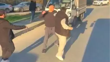 Arnavutköy'de trafikte yumruklu kavga kamerada, cadde boks ringine döndü