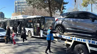 Diyarbakır'da durak önlerine park eden araçlar çekildi