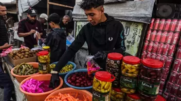 Gazze'de Ramazan hareketliliği: Pazar yerindeki Coca-Cola kolileri dikkat çekti