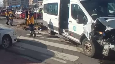 Kayseri'de Otomobil-Minibüs Çarpıştı: 14 Yaralı