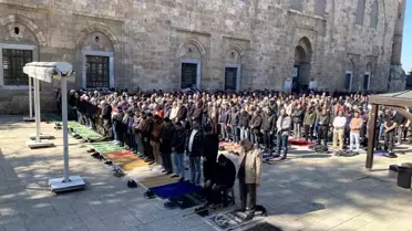 Bursa'da Ramazan Cuma Namazı Yoğun İlgi Gördü