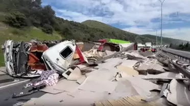 TEM'de iki tır çarpıştı! Şoför araçta sıkıştı