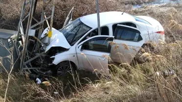 Konya'da Otomobil Elektrik Direğine Çarptı: 3 Yaralı
