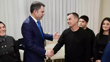 Bakan Kurum, Depremzede Aileyi Ziyaret Etti