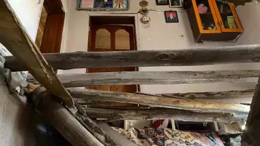 Van'da Ev İnanılmaz Şekilde Çöktü