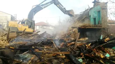 Isparta'da kerpiç ev yangında kullanılamaz hale geldi