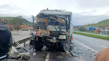 İzmir'de belediye kamyonuna arkadan çarpan sürücü hayatını kaybetti