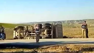 Siirt'te Kamyon Devrildi, Sürücü Yaralandı