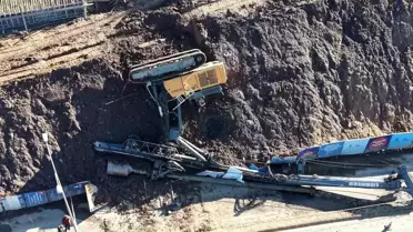 Maltepe'de istinat duvarı güçlendirme çalışmasında iş makinesi devrildi