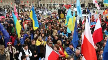 Paris'te Ukrayna İçin Dayanışma Yürüyüşü