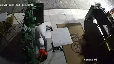 Yanındaki çocuğa dükkanın önündeki paspas ve kovayı çaldırdı; o anlar kamerada