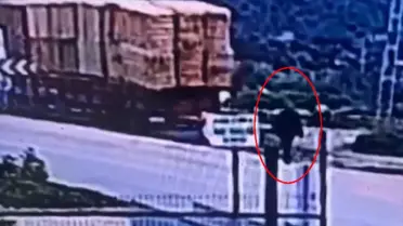 Yolda yürürken ölüm onu böyle buldu! Saman balyasının altında can verdi