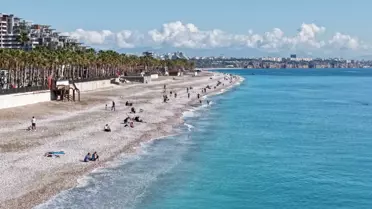 Antalya'da Güneşli Hava Kalabalık Yarattı