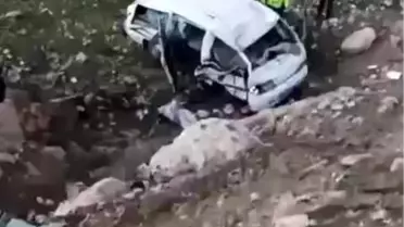 Batman'da Araç Uçuruma Yuvarlandı: 3 Yaralı