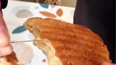 Bursa'da mide bulandıran görüntü: Ekmeğin içinden paket lastiği çıktı